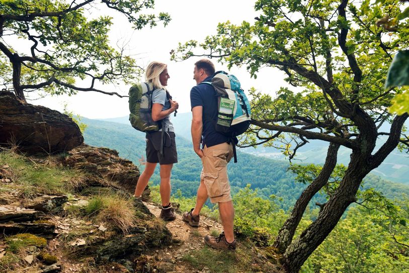 Wanderer auf dem AhrSteig am Krausberg oberhalb von Dernau.