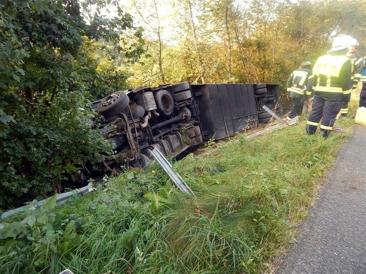 Der Lastwagen versuchte nach rechts auszuweichen und landete nach der Kollision im Straßengraben. Fotos: Polizei