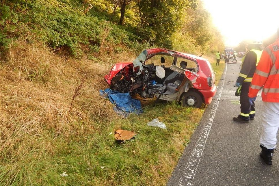 In dem Wrack ihres VW Polo starb eine 20-jährige Frau aus der VG Adenau.