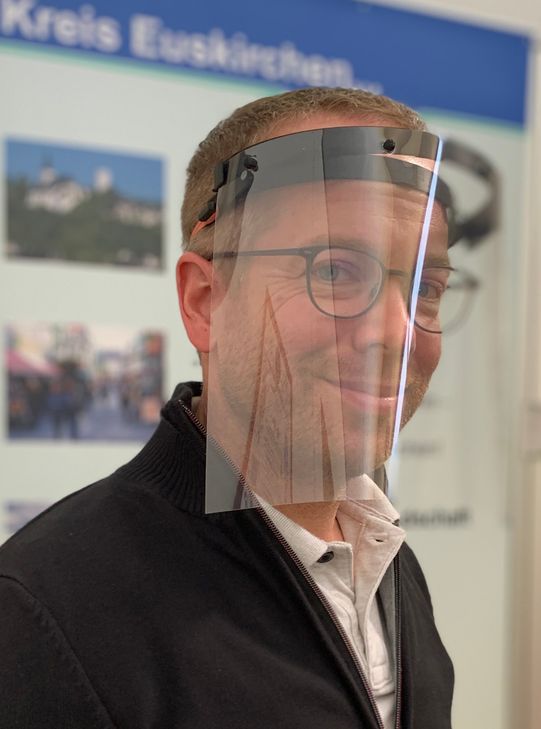 Alexander Kloster, Leiter der Task Force „Schutzausrüstung“ beim Kreis, präsentiert den Prototyp des Visierschutzes. Foto: W. Andres / Kreisverwaltung