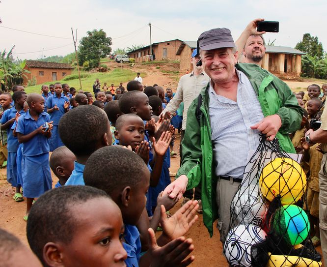 Hans Peter Röhrig ist nicht nur ein großer Kulturförderer, er nutzt die Kultur auch, um die Stiftung "Fly & Help" von Reiner Meutsch zu unterstützen, um im rheinland-pfälzischen Partnerland Bildungsprojekte auf den Weg zu bringen. Anfang März war er zuletzt in Zentralafrika.