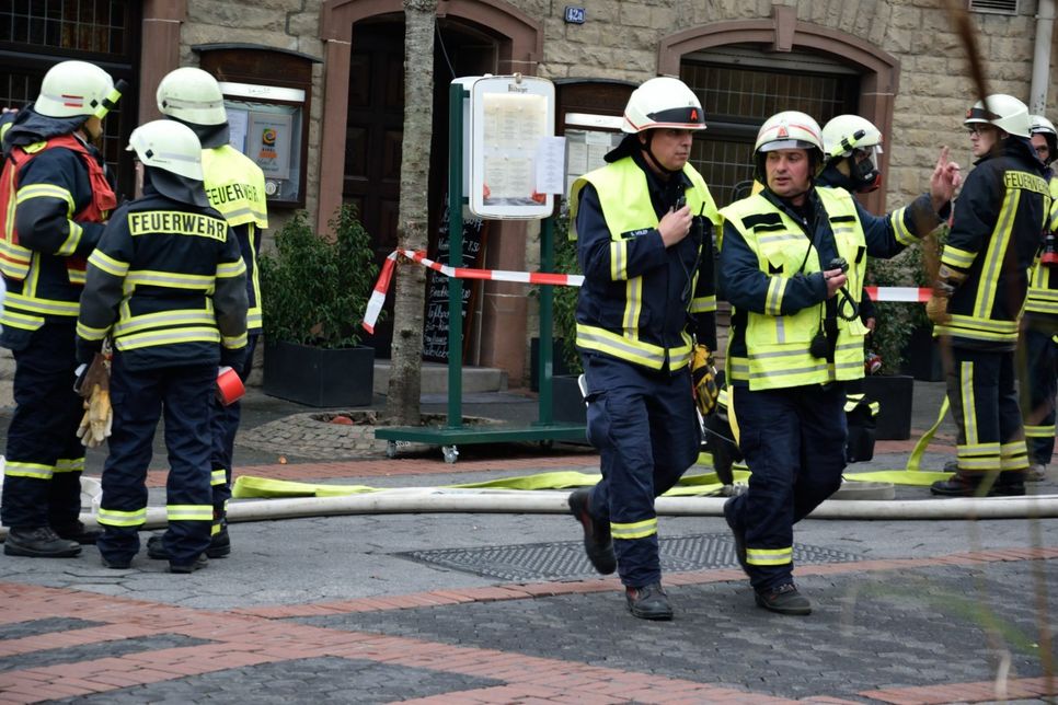 Massiver Gasgeruch in Bitburger Fußgängerzone führt zu Großeinsatz der Feuerwehr und Evakuierungen in der Innenstadt. Fotos/Video: Agentur Siko