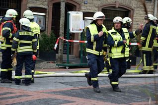 Massiver Gasgeruch in Bitburger Fußgängerzone führt zu Großeinsatz der Feuerwehr und Evakuierungen in der Innenstadt. Fotos/Video: Agentur Siko