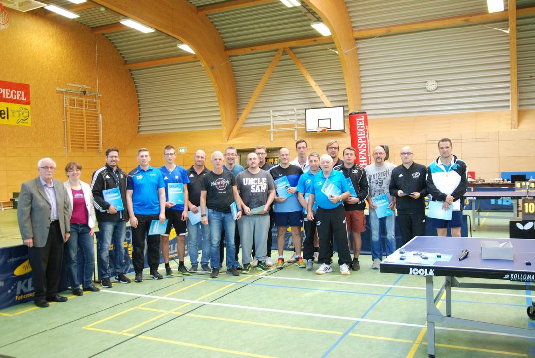 Das Bild zeigt die geehrten Spieler des TTC Osburg mit den Ehrengästen Winfried Gerhard (Vizepräsident Finanzen Tischtennisverband Rheindland, 1.v.l.) und Silvia Heinemann (Regionsvorsitzende Tischtennisverband Rheinland, 2.v.l.). Foto: Schuh
