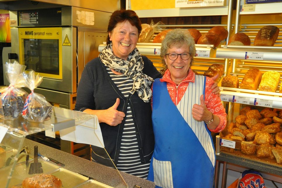 Stefanie Friderichs (links) und Monika Clemens, die 24 Jahre in ihrem Laden arbeitete, haben ihren letzten Arbeitstag genossen - auch wenn es "komisch" war.