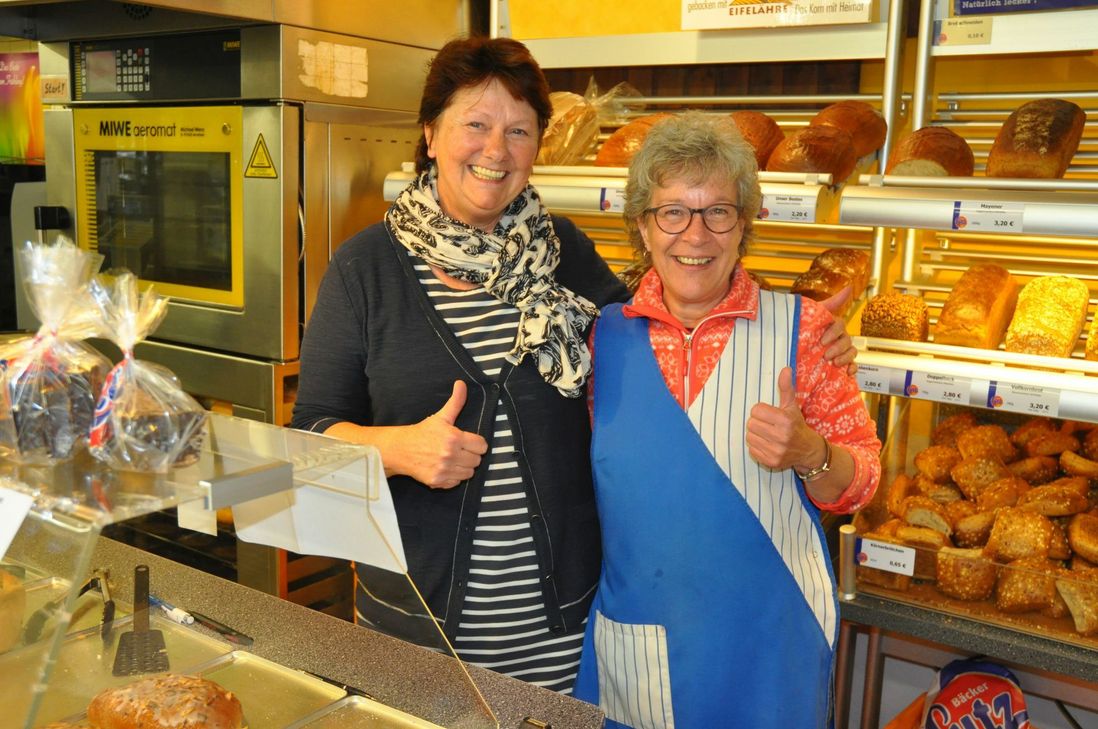 Stefanie Friderichs (links) und Monika Clemens, die 24 Jahre in ihrem Laden arbeitete, haben ihren letzten Arbeitstag genossen - auch wenn es "komisch" war.