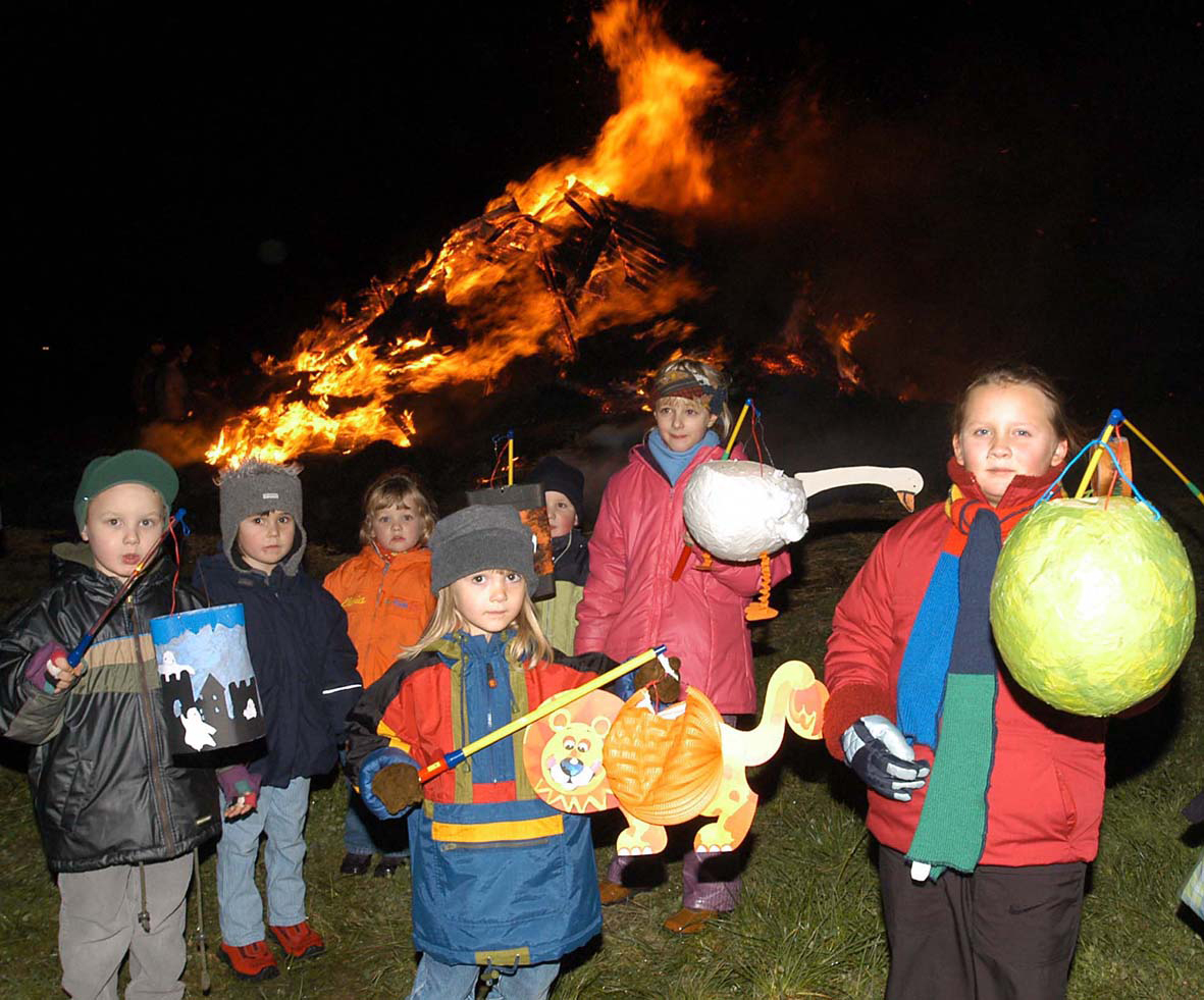 Laterne, Laterne, Sonne, Mond und Sterne... und leuchtende Kinderaugen: Alljährlich erinnern allerorts Martinsumzüge an den barmherzigen St. Martin. Foto: Archiv