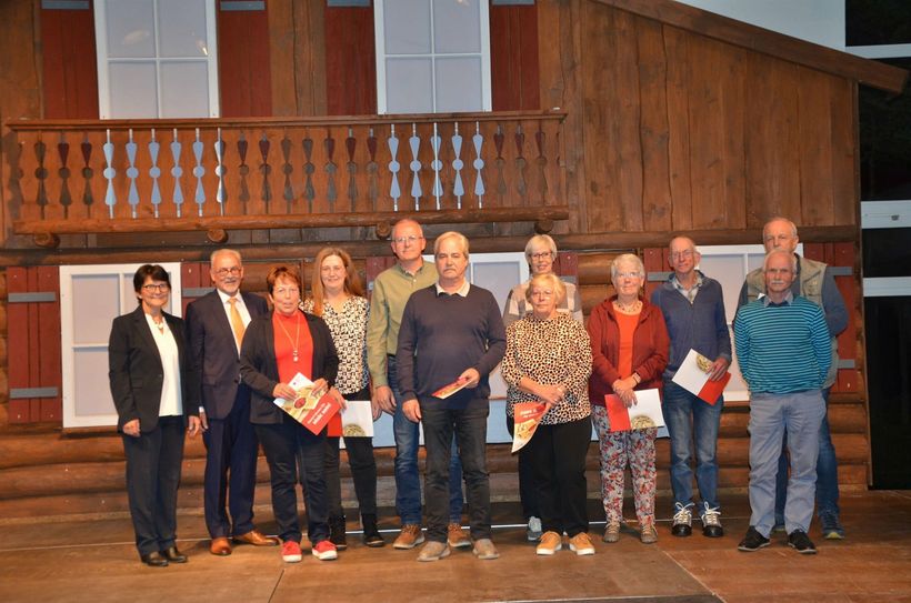 Eine Vielzahl an Blutspendern konnten nach pandemiebedingter Pause von Helmut Etschenberg (l.), Vorsitzender des DRK-Ortsvereins Monschau, und der Blutspendebeauftragten Edith Meyer geehrt werden.