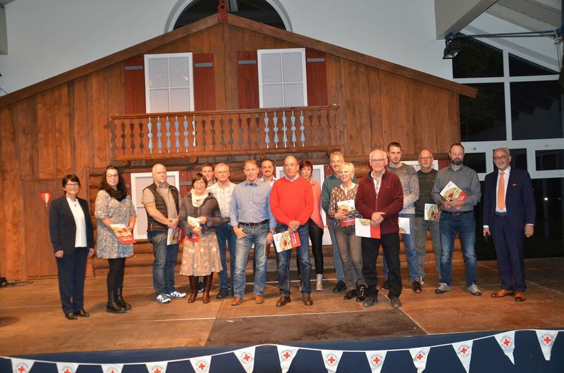 Eine Vielzahl an Blutspendern konnten nach pandemiebedingter Pause von Helmut Etschenberg (r.), Vorsitzender des DRK-Ortsvereins Monschau, und der Blutspendebeauftragten Edith Meyer (l.) geehrt werden.