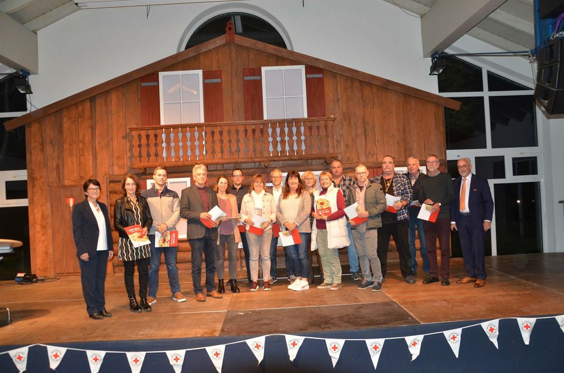 Eine Vielzahl an Blutspendern konnten nach pandemiebedingter Pause von Helmut Etschenberg (r.), Vorsitzender des DRK-Ortsvereins Monschau, und der Blutspendebeauftragten Edith Meyer (l.) geehrt werden.