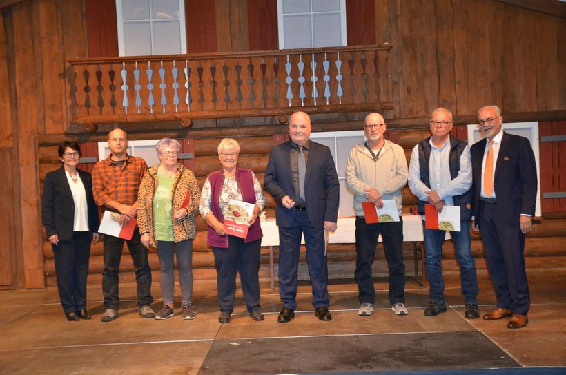 Eine Vielzahl an Blutspendern konnten nach pandemiebedingter Pause von Helmut Etschenberg (r.), Vorsitzender des DRK-Ortsvereins Monschau, und der Blutspendebeauftragten Edith Meyer (l.) geehrt werden.