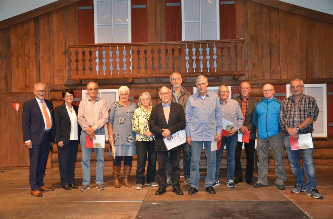 Eine Vielzahl an Blutspendern konnten nach pandemiebedingter Pause von Helmut Etschenberg (l.), Vorsitzender des DRK-Ortsvereins Monschau, und der Blutspendebeauftragten Edith Mexer gehert werden. Aus ihnen heraus stachen Theo Schütt und Wolfgang Gottfried (im Vordergrund), die bereits 175 Mal unentgeltich und ehrenamtlich zu Lebensrettern wurden.