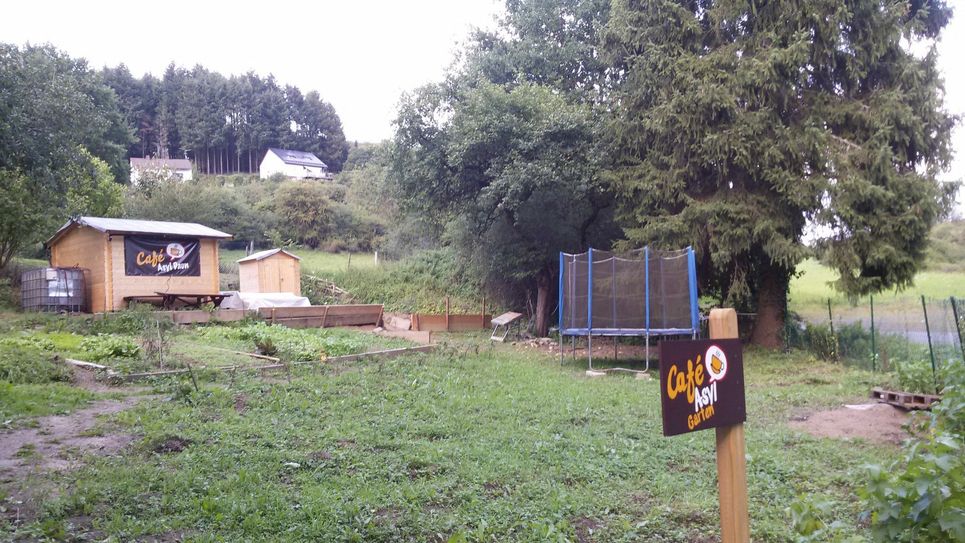 Bis die Treffen im Haus der Jugend in Daun wieder wie gewohnt stattfinden können, treffen sich die Teilnehmer im Café Asyl Garten. Foto: privat