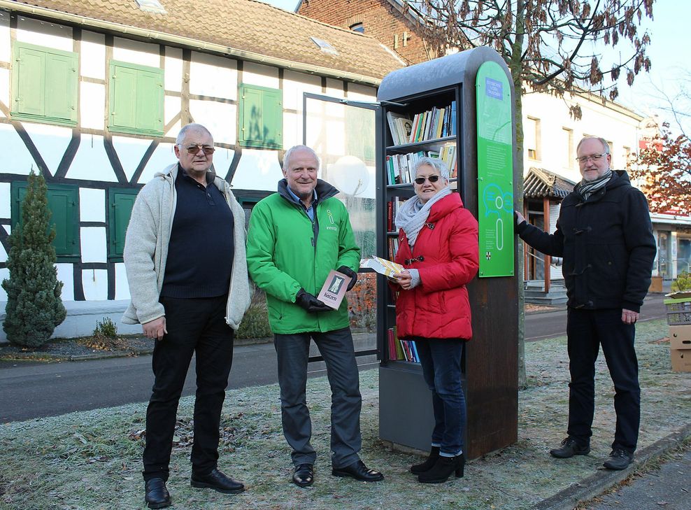 Bücherschrankpate Peter Porschen, Walfried Heinen, innogy Kommunalbetreuer, Martina Porschen, Bücherschrankpatin und Jürgen Preuß von der Stadt Zülpich. Foto: Edith Feuerborn