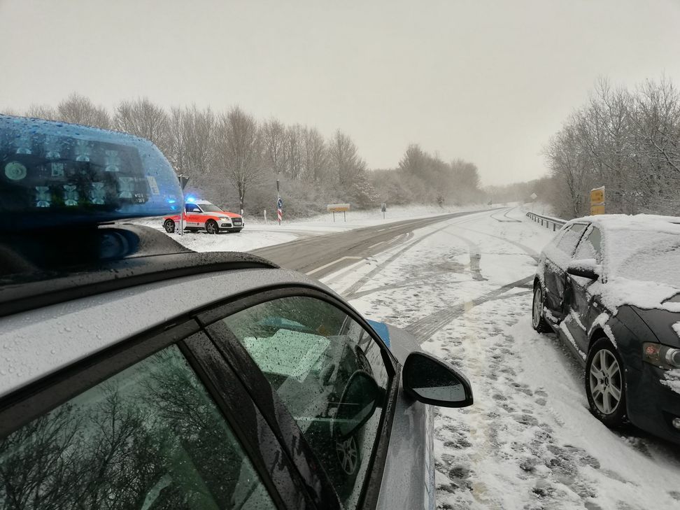 Verschneite Fahrbahn der L158 bei Monzelfeld. Foto: Polizei