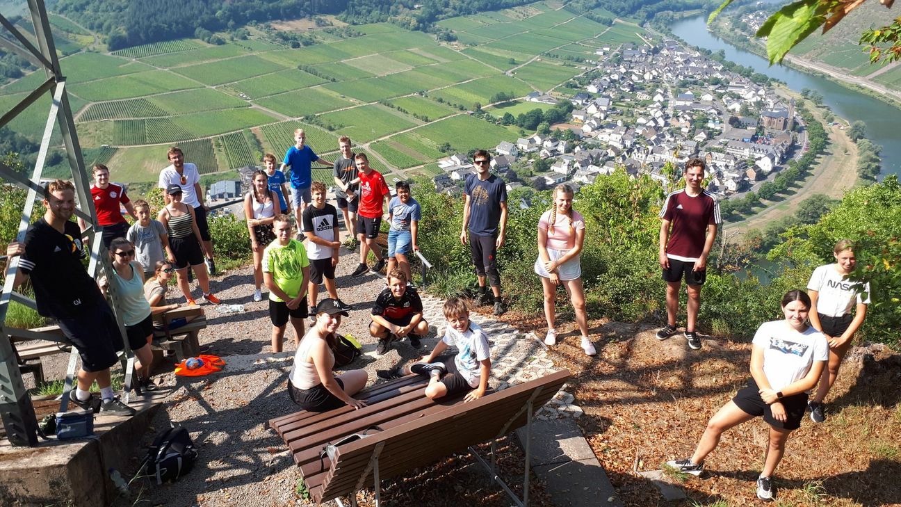 Etappenziel hoch über Ernst: 25 Jugendliche und junge Erwachsene legten gemeinsam über 2.400 Kilometer zurück.