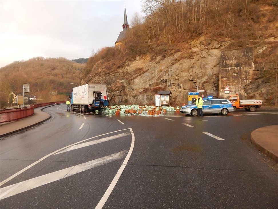 Die Ladung aus Glasflaschen fiel auf die Straße und den Grünstreifen.