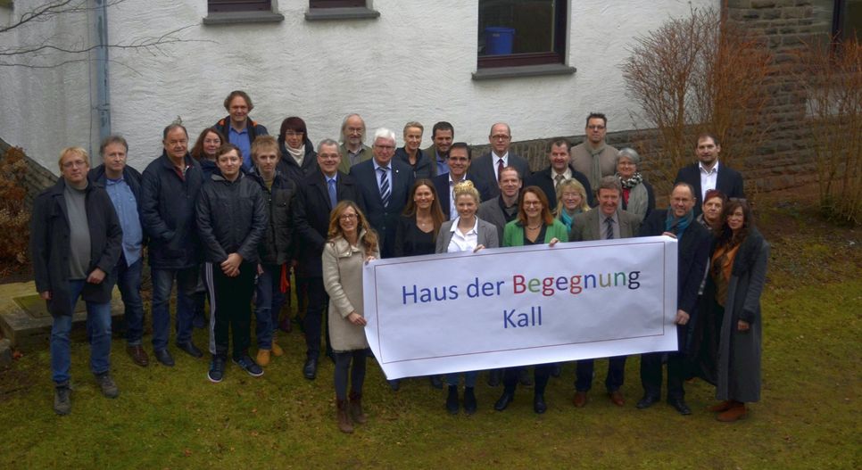 Diese Menschen stehen für die Gruppierungen und Institutionen, die künftig das »Haus der Begegnung« in Kall mit Leben und Aktivitäten füllen wollen. mn-Foto