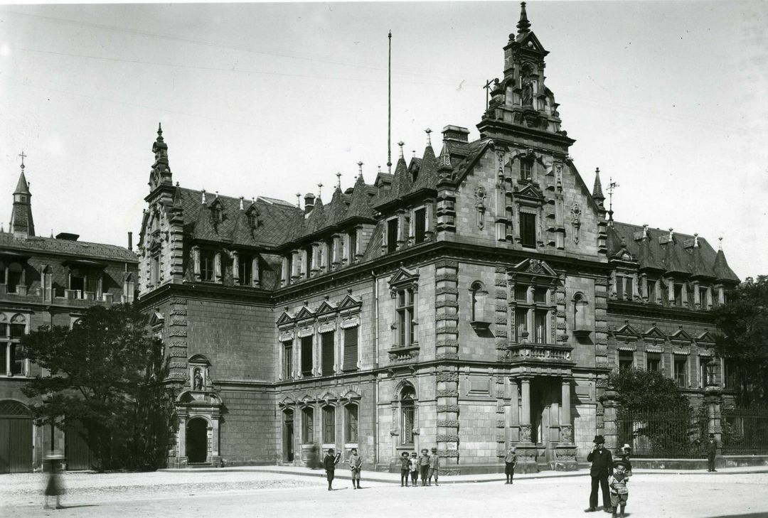 Die Skulptur des Petrus befand sich im Giebel des ehemaligen Rathauses, das an der nördlichen Seite des Kornmarkts stand. Das Gebäude wurde im 2. Weltkrieg zerstört. Foto aus der Bildersammlung Ferdinand Laven, Stadtarchiv Trier.