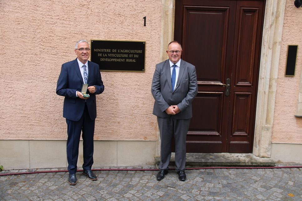 Toni Esch (links) erhielt den Verdienstorden des Großherzogtums Luxemburg aus den Händen des luxemburgischen Landwirtschaftsministers Romain Schneider.