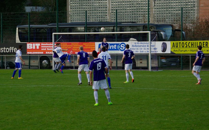 In der ersten Halbzeit kamen die Karbacher (weißes Trikot) noch öfter gefährlich vor das Jägersburger Tor. IN der zweiten Hälfte riss den Hunsrückern dann völlig der Spielfaden, die Folge war eine deutliche 3:0-Niederlage. Foto: Arno Boes