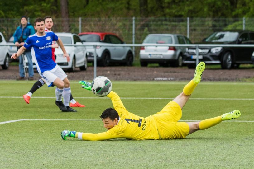 Bei Torwart Jonas Börsch konnte sich der TSV Emmelshausen bedanken, dass es bis zur letzten Minute 0:0 stand. Dann gelang dem TSV doch noch der Siegtreffer durch einen Elfmeter. (Foto: Arno Boes)