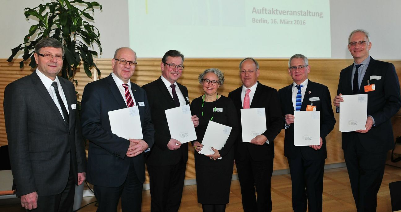 Sie wollen im neu gegründeten Regiopole-Netzwerk zusammenarbeiten: die Vertreter von Rostock, Paderborn, Erfurt, Bielefeld, Siegen und Triers OB Wolfram Leibe (v. l.). Foto: Angelika Heim