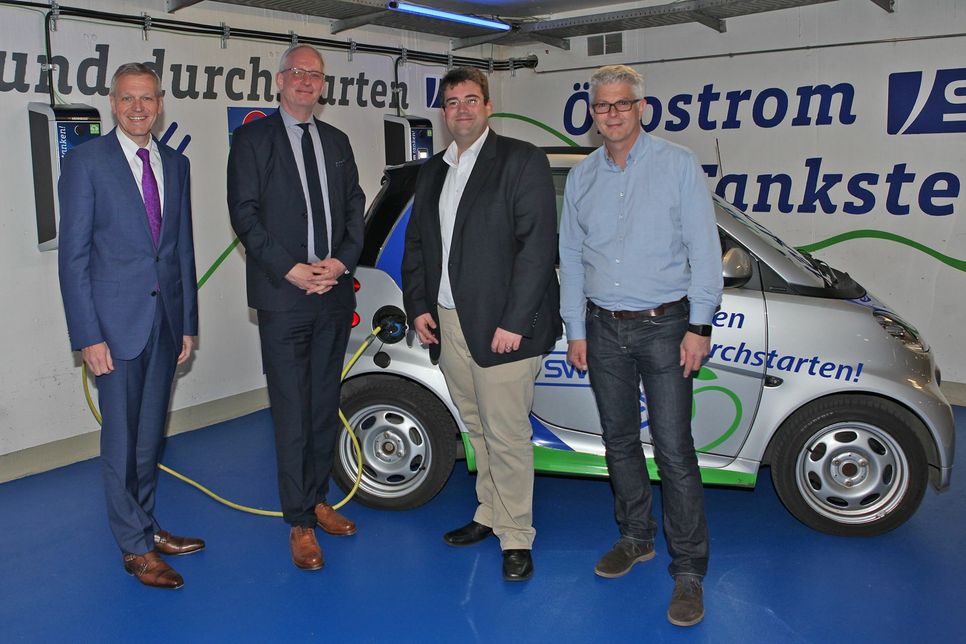 SWT-Vorstand Dr. Olaf Hornfeck, Oberbürgermeister Wolfram Leibe, Projektleiter Jan Liebhäuser und Reinhard Zingen, SWT Parken (von links nach rechts). Foto: FF