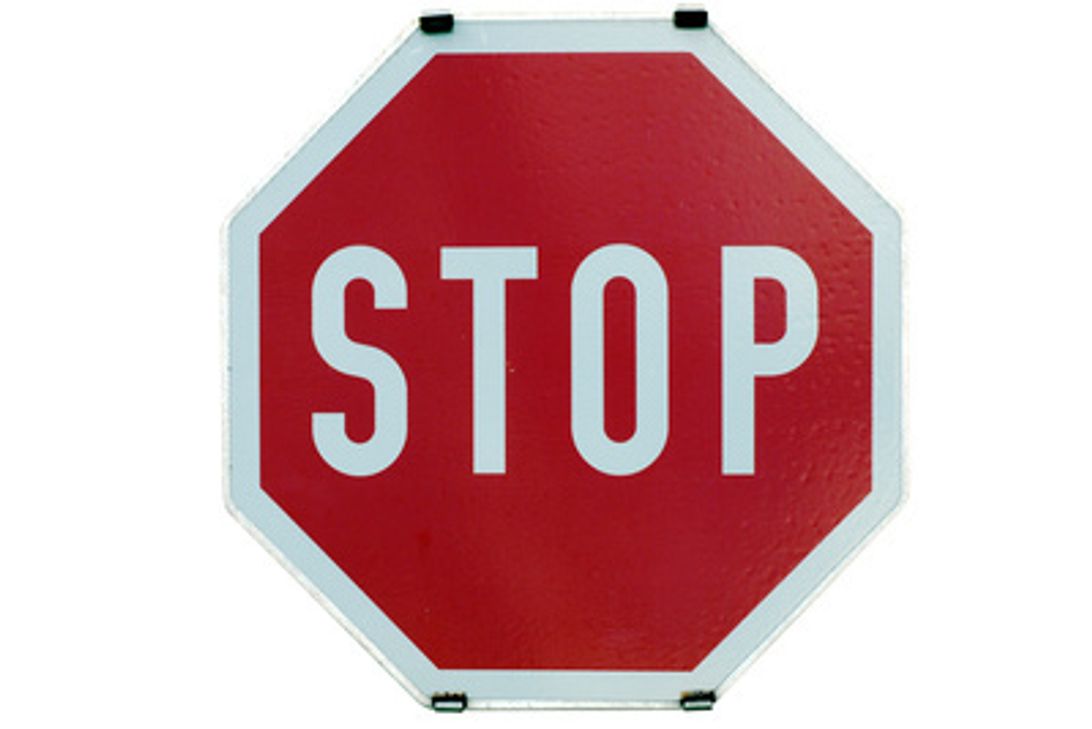 Unbekannte haben Verkehrszeichen, die die Vorfahrt regeln, in die falsche Richtung gedreht. Foto: Symbolbild/Archiv