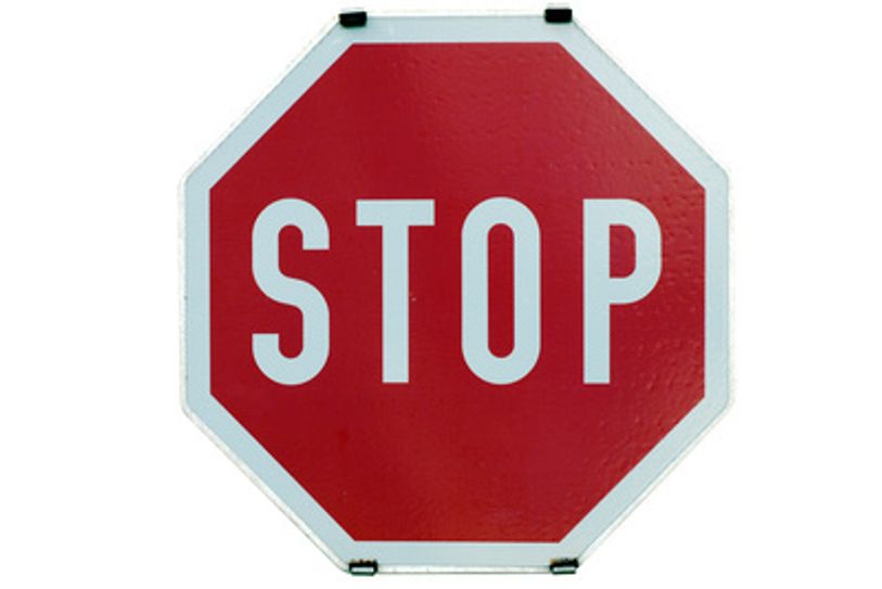 Unbekannte haben Verkehrszeichen, die die Vorfahrt regeln, in die falsche Richtung gedreht. Foto: Symbolbild/Archiv