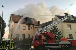 Im Dachgeschoss des Wohnhauses war der Brand offenbar ausgebrochen. Foto: Zender