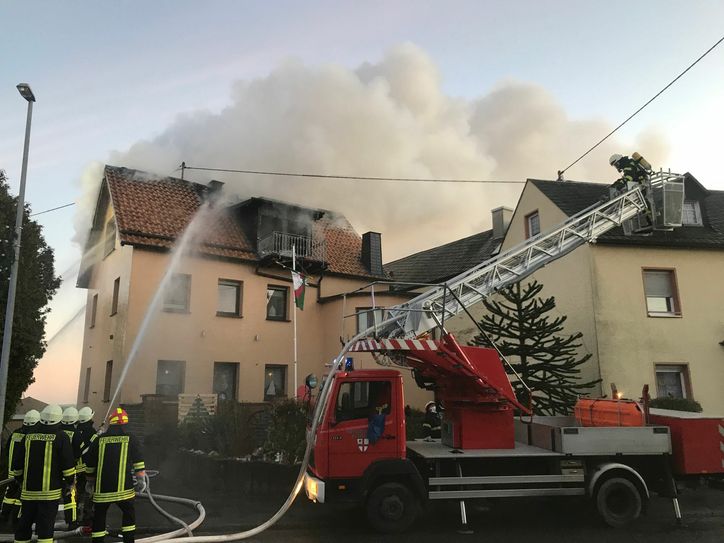 Im Dachgeschoss des Wohnhauses war der Brand offenbar ausgebrochen. Foto: Zender