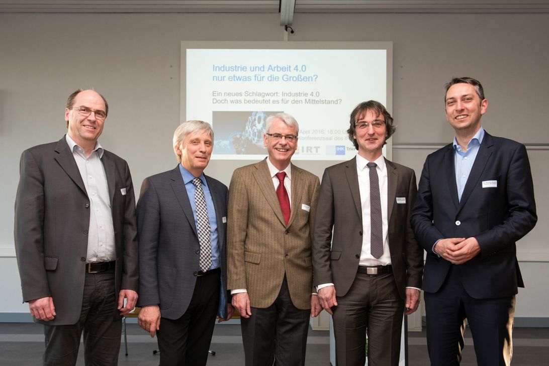 Von links: Hubert Rommelfanger (WFG Trier-Saarburg), Reinhard Müller (IRT), Heinz Schwind (IHK Trier), Dr. Markus Jostock (Arend Prozessautomation), Dr. Sebastian Schlund (Fraunhofer Institut Stuttgart)Foto: Industriepark Region Trier