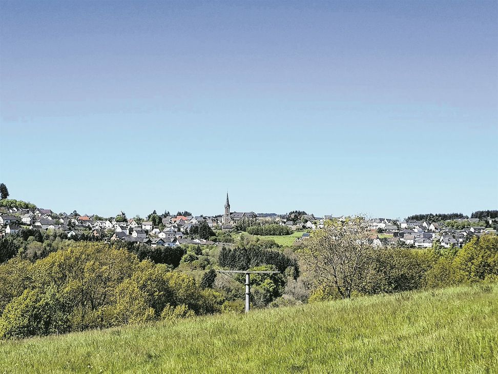 Der Blick auf Langenfeld mit seinem Eifeldom.