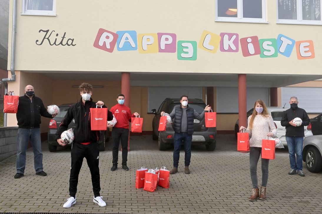 Die Spieler der SG Mosel laufen für die Kinder in ihren Gemeinden und spendeten ihre erlaufenen Gelder. In Lehmen gab es bereits eine Übergabe der Geschenke.
