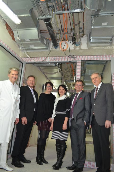 Baustellenbesuch: Dr. Hans-Walter Eibach, Facharzt für Frauenheilkunde und Geburtshilfe, Dr. Thorsten Junkermann, Heidi Merker, leitende Schwester der Babystation, Irina Breckel, stellvertretende Hebamme, Thomas Sapper und Manfred Faust (v.l.n.r.) in der künftigen Babystation.           Foto: Bomba