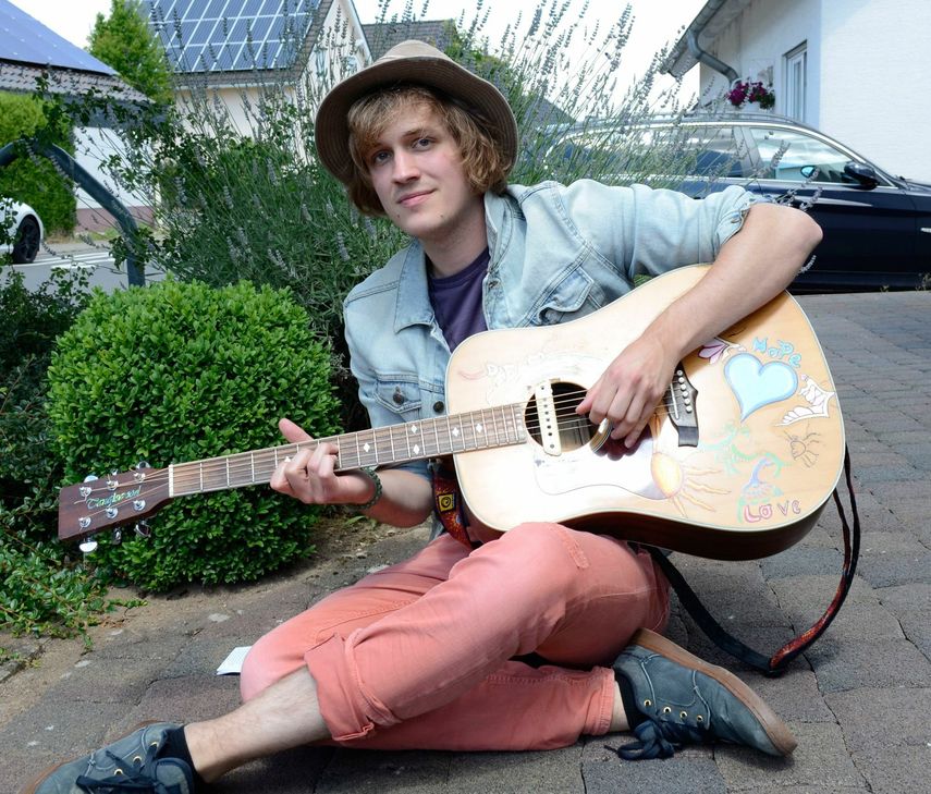 Max Goedecke ist oft als Straßenmusiker in der Euskirchener Innenstadt zu sehen und vor allen Dingen zu hören, Jetzt hat er seine erste eigene CD eingespielt. mn-Foto