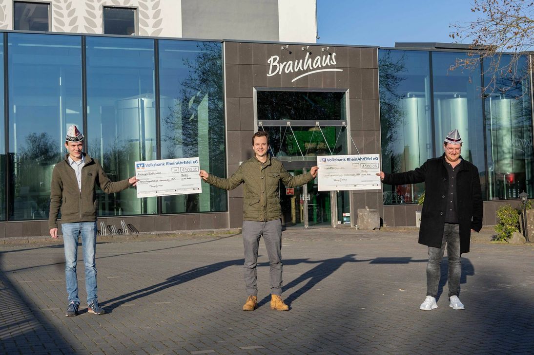 Nico Junglas (links) und Timo Schubach (rechts) erhielten von Malte Tack, Geschäftsführer "Vulkan Brauerei", eine Spende in Höhe von jeweils 1.500 Euro.