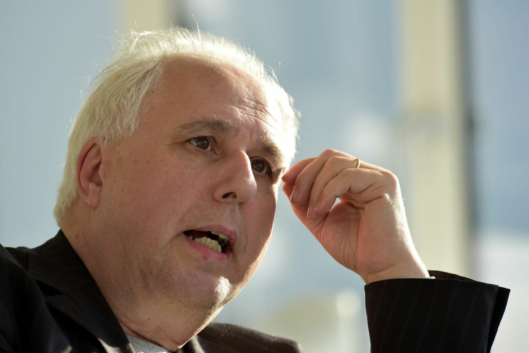 Rolf A. Kluenter stellt seine Arbeit mit dem Euskirchener Schlachthof im Rathaus Euskirchen aus. Foto: Wolfgang M.Boer