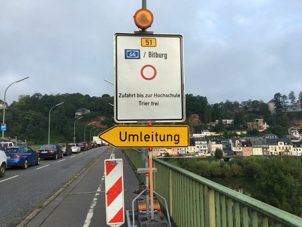 Ab Westseite Kaiser-Wilhelm-Brücke führt die Umleitung Richtung Ehrang (Foto: Neumann)