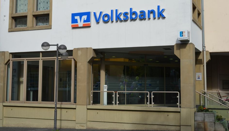 Die Vorstände der Volksbank Eifel eG, Michael Simonis (l.) und Andreas Theis, gaben bei einer Pressekonferenz in Bitburg die Umstrukturierung der Genossenschaftsbank bekannt. Foto: Sybille Schönhofen