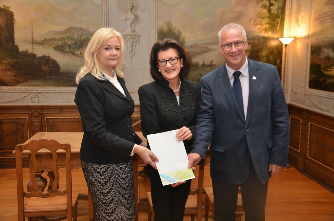 Bürgermeisterin Margareta Ritter und Ortsvorsteher Georg Kaulen freuen sich über den Förderbescheid für einen neuen Rursammler, den Gisela Walsken überbrachte. Foto: Fö