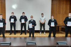 Bürgermeister Sacha Reichelt (Mitte re.) überreicht den vier neuen Brandmeistern, Herrn T. Schmitz und Herrn Struben ihre Urkunden. Foto: Kreisstadt Euskirchen