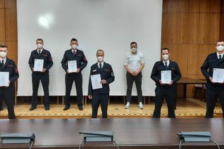 Bürgermeister Sacha Reichelt (Mitte re.) überreicht den vier neuen Brandmeistern, Herrn T. Schmitz und Herrn Struben ihre Urkunden. Foto: Kreisstadt Euskirchen