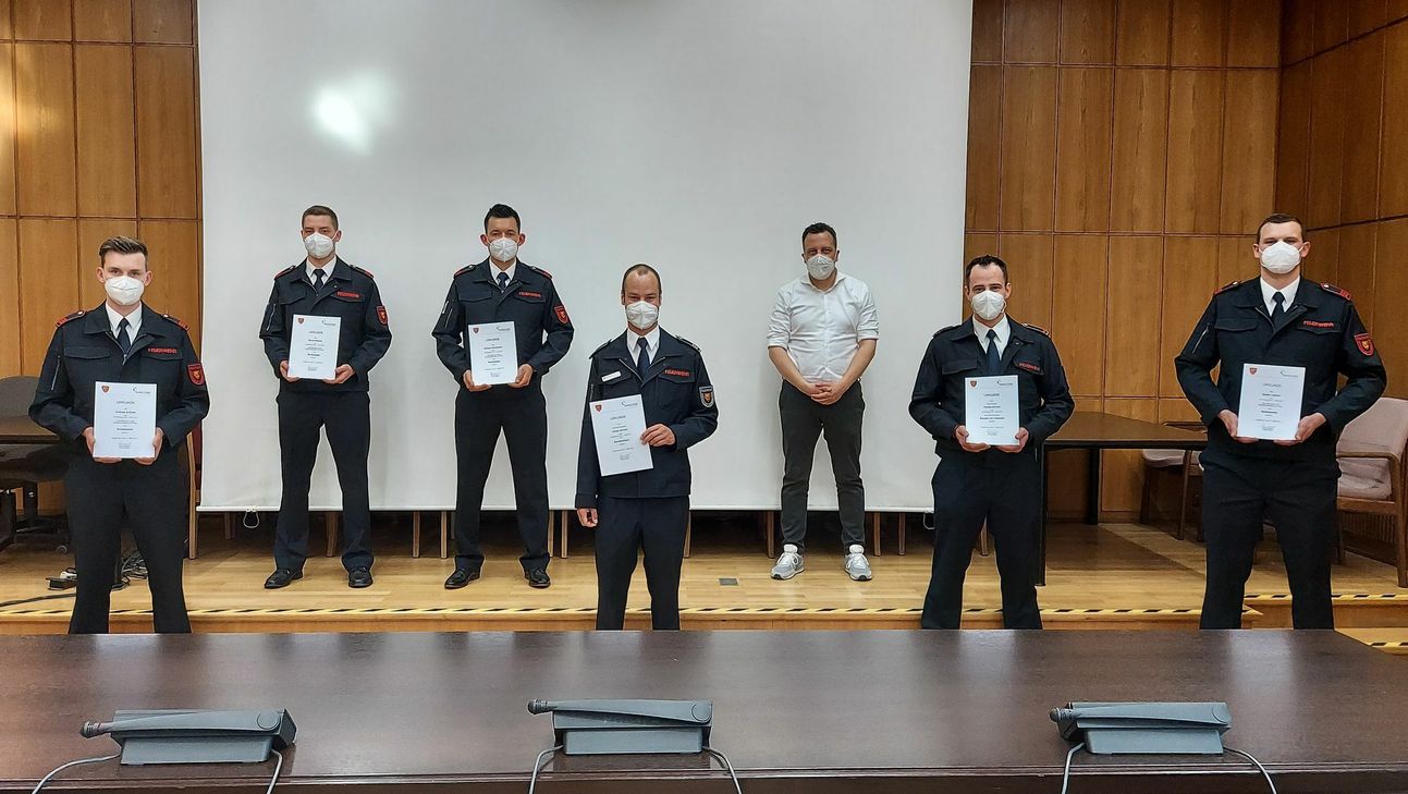 Bürgermeister Sacha Reichelt (Mitte re.) überreicht den vier neuen Brandmeistern, Herrn T. Schmitz und Herrn Struben ihre Urkunden. Foto: Kreisstadt Euskirchen