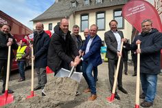 Großer Spaten, großes Projekt: Gemeinsam vollzogen Landrat, VG Bürgermeister und Vertreter von Vodafone und Westnetz den symbolischen Spatenstich für den Breitband-Ausbau für rund 20 000 Haushalte.