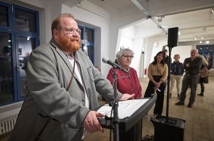Kulturdezernent Markus Nöhl und die Vorsitzende der FGT, Rita Grotowski bei der Vernissage