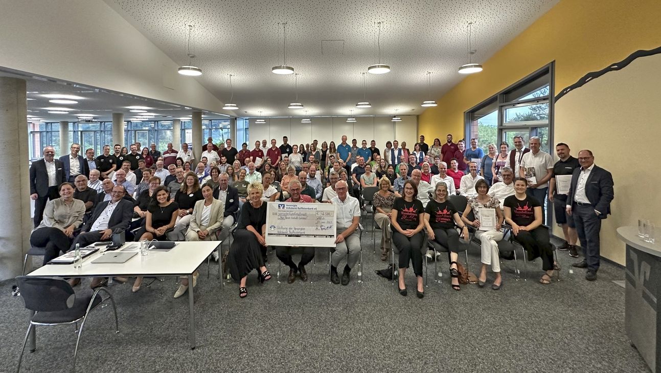 Vertreter von über 60 Vereinen aus den Landkreisen Cochem-Zell und Bernkastel-Wittlich bei der Ehrung der Siegervereine. Stiftung der Vereinigten Volksbank Raiffeisenbank eG ehrte be-sonderes Engagement in der Corona-Zeit.