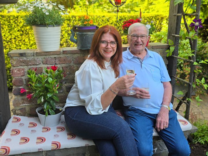 Silke Peeters ist öffentlich bestellte und vereidigte Sachverständige im Friseurhandwerk - darauf hat sie mit ihrem Lehrmeister Gerd Bongard angestoßen, wo sie vor mehr als 35 Jahren ihre Ausbildung begann und »alles gelernt hat«.