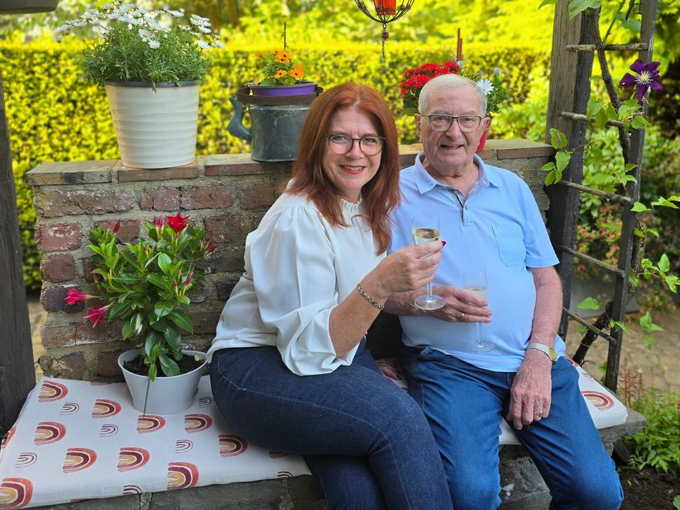 Silke Peeters ist öffentlich bestellte und vereidigte Sachverständige im Friseurhandwerk - darauf hat sie mit ihrem Lehrmeister Gerd Bongard angestoßen, wo sie vor mehr als 35 Jahren ihre Ausbildung begann und »alles gelernt hat«.